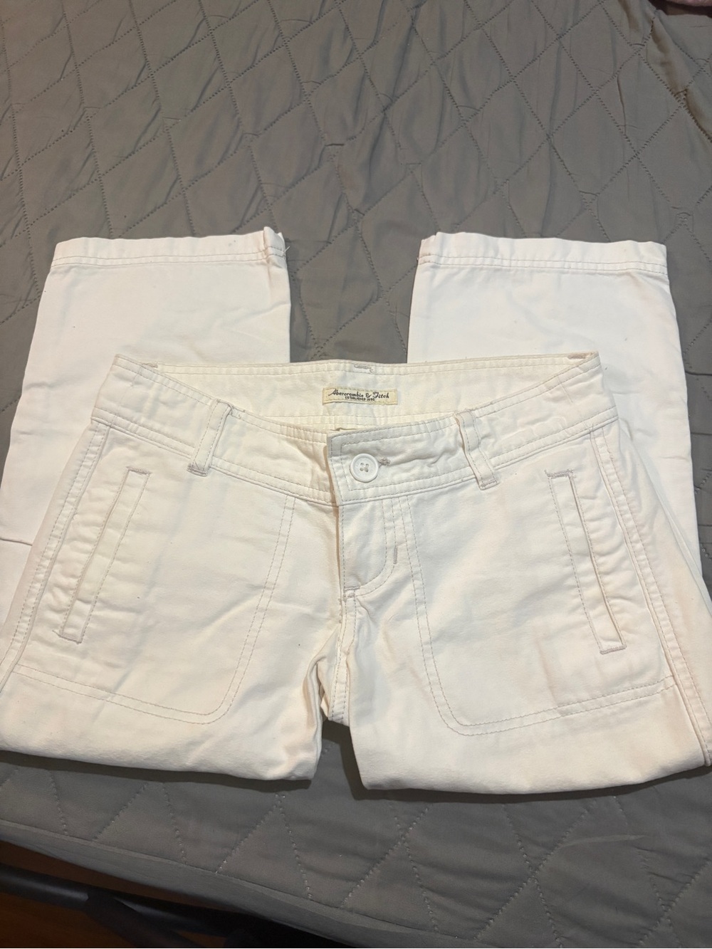 Vintage Abercrombie & Fitch Women's Cream Straight-Leg Capris